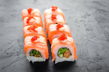 Somon, midye ve havyar ile suşi rulo. Japon mutfağı. Üstte görüntü.