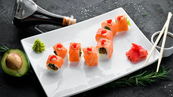 Rollo Sushi Con Salmón Mejillones Caviar Cocina Japonesa Vista Superior — Foto de Stock