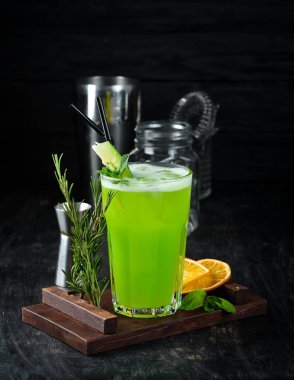 Kokteyl Orman Suyu. Yeşil Alkollü Kokteyl. Ahşap bir arka plan üzerinde. Üst te. Ücretsiz kopyalama alanı.