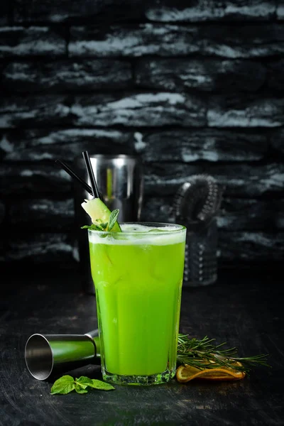 Cocktail Jungle Juice Green Alcoholic Cocktail Wooden Background Top View — Stock Photo, Image