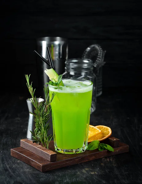 Kokteyl Orman Suyu. Yeşil Alkollü Kokteyl. Ahşap bir arka plan üzerinde. Üst te. Ücretsiz kopyalama alanı.