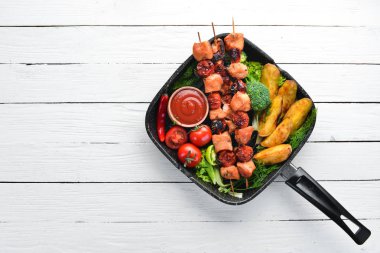 Siyah bir arka plan üzerinde patates ve sebze ile tavuk şiş kebap. Et. Üst te. Ücretsiz kopyalama alanı.