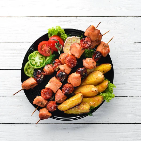 Kip Shish Kebab Met Aardappelen Groenten Een Zwarte Achtergrond Vlees — Stockfoto