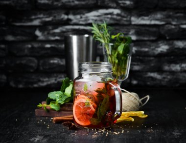 Bir bardak limon nane ile soğuk içecek. Ahşap bir arka plan üzerinde.