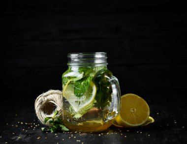 Cam bardakta limonata. Ahşap bir arka plan üzerinde. Üst te. Ücretsiz kopyalama alanı.