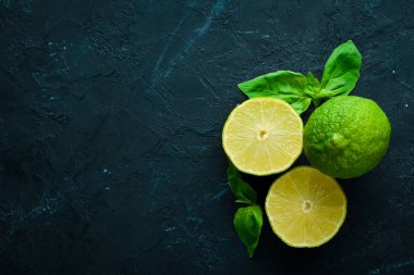 Taze yeşil limonlar. Limon. Siyah bir arka plan üzerinde. Üst te. Ücretsiz kopyalama alanı.