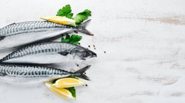 Beyaz ahşap arka plan üzerinde uskumru. Çiğ balık Üst görünüm. Ücretsiz kopyalama alanı.