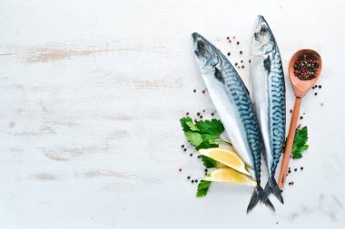 Beyaz ahşap arka plan üzerinde uskumru. Çiğ balık Üst görünüm. Ücretsiz kopyalama alanı.