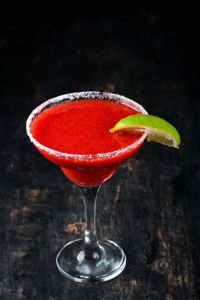 Margarita Fragola Cocktail Alcolico Uno Sfondo Legno Vista Dall Alto — Foto Stock