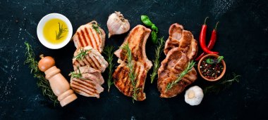 Izgara Et. Izgara, barbekü. Beyaz ahşap bir arka plan üzerinde. Üst te. Ücretsiz kopyalama alanı.