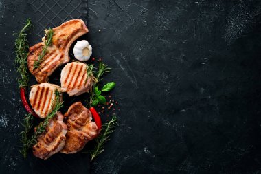 Izgara Et. Izgara, barbekü. Beyaz ahşap bir arka plan üzerinde. Üst te. Ücretsiz kopyalama alanı.