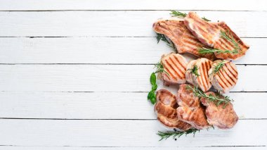 Izgara Et. Izgara, barbekü. Beyaz ahşap bir arka plan üzerinde. Üst te. Ücretsiz kopyalama alanı.
