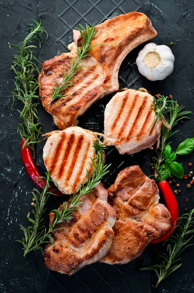 Carne Alla Griglia Grill Barbecue Uno Sfondo Legno Bianco Vista — Foto Stock