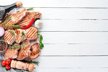 Izgara Et. Izgara, barbekü. Beyaz ahşap bir arka plan üzerinde. Üst te. Ücretsiz kopyalama alanı.