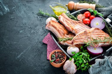 Izgara Et. Izgara, barbekü. Beyaz ahşap bir arka plan üzerinde. Üst te. Ücretsiz kopyalama alanı.