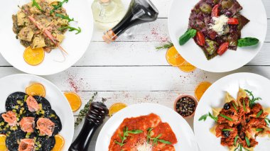 Ahşap bir arka plan üzerinde et ve deniz ürünleri ile ravioli ve köfte bir dizi. Üst te. Ücretsiz kopyalama alanı.