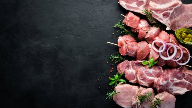 Barbekü için çiğ et. Baharat ve otlar ile et. Beyaz ahşap bir arka plan üzerinde. Üst te. Ücretsiz kopyalama alanı.