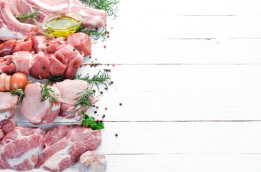 Barbekü için çiğ et. Baharat ve otlar ile et. Beyaz ahşap bir arka plan üzerinde. Üst te. Ücretsiz kopyalama alanı.