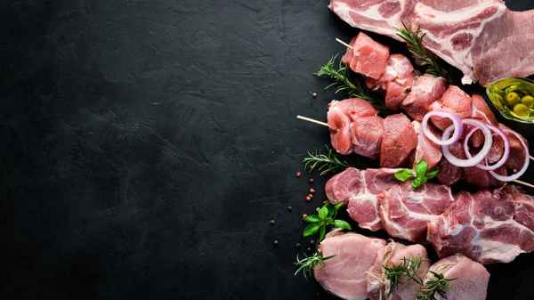 Nyers Hús Grillezésre Hús Fűszerek Gyógynövények Fehér Háttér Felülnézet Szabad — Stock Fotó