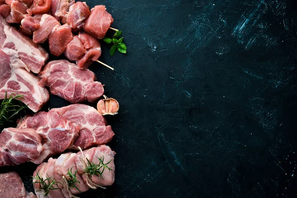 Carne Brută Pentru Grătar Carne Condimente Ierburi Fundal Alb Din — Fotografie, imagine de stoc
