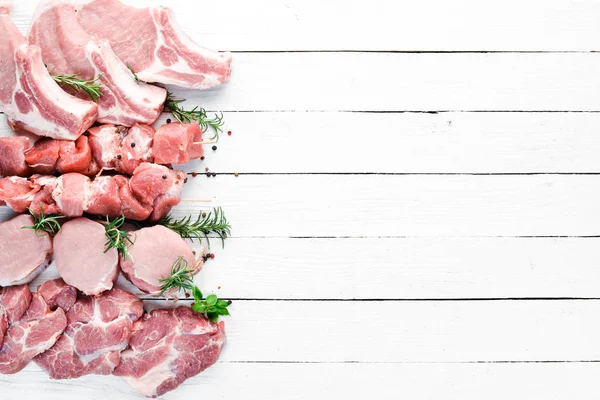 Surowe Mięso Grilla Mięso Przyprawami Ziołami Białym Tle Drewnianym Widok — Zdjęcie stockowe