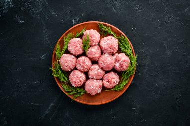 Çiğ köfte. Beyaz ahşap bir arka plan üzerinde. Üst te. Ücretsiz kopyalama alanı.