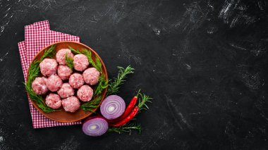 Çiğ köfte. Beyaz ahşap bir arka plan üzerinde. Üst te. Ücretsiz kopyalama alanı.