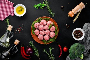 Çiğ köfte. Beyaz ahşap bir arka plan üzerinde. Üst te. Ücretsiz kopyalama alanı.