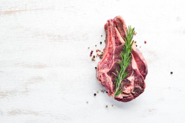 Kemikte çiğ dana bifteği. Metniniz için boş alan. Üstte görüntü.