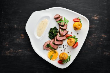 Ispanak ve mısırlı dana bifteği. Ahşap bir arka plan üzerinde. Üst te. Ücretsiz kopyalama alanı