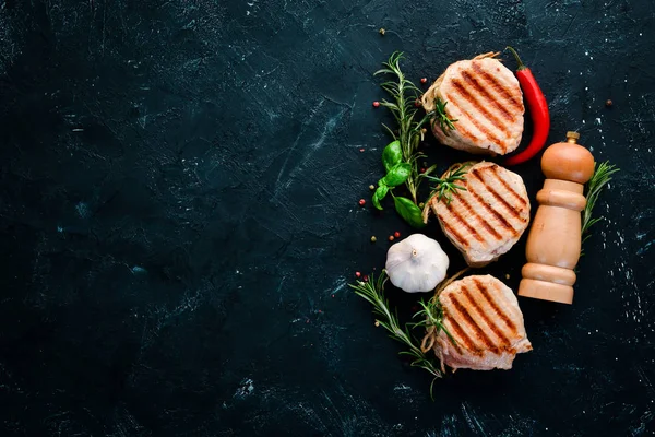 Gebakken Vlees Medaillons Met Rozemarijn Grill Barbecue Een Zwarte Stenen — Stockfoto