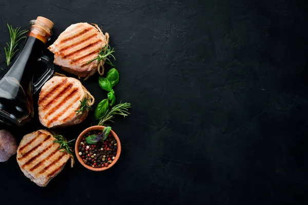 Medallones Carne Horno Con Romero Parrilla Barbacoa Sobre Fondo Piedra —  Fotos de Stock