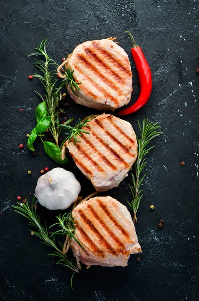 Medaglioni Carne Forno Con Rosmarino Grill Barbecue Uno Sfondo Pietra — Foto Stock