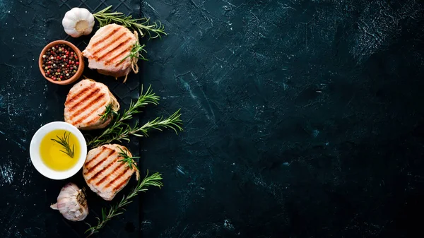 Gebakken Vlees Medaillons Met Rozemarijn Grill Barbecue Een Zwarte Stenen — Stockfoto