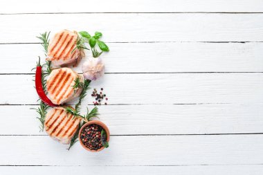 Biberiyeli fırında et liyadoları. Izgara, barbekü. Siyah taş bir arka plan üzerinde. Üst te. Ücretsiz kopyalama alanı.