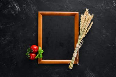 Sebzeli notlar için ahşap tahta. Menü. Eski arka planda. Üst Manzara. Boş kopyalama alanı.