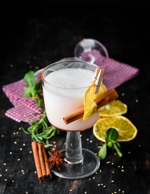 Rom ve badem sütü ile alkollü kokteyl. Ahşap bir arka plan üzerinde.