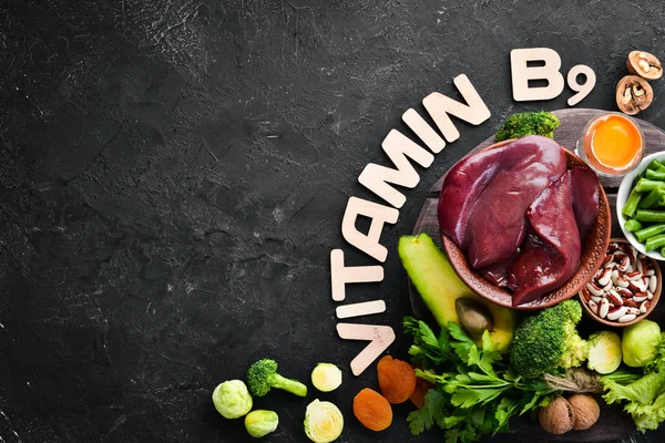 Voedingsmiddelen Die Natuurlijke Vitamine Bevatten Lever Avocado Broccoli Spinazie Peterselie — Stockfoto