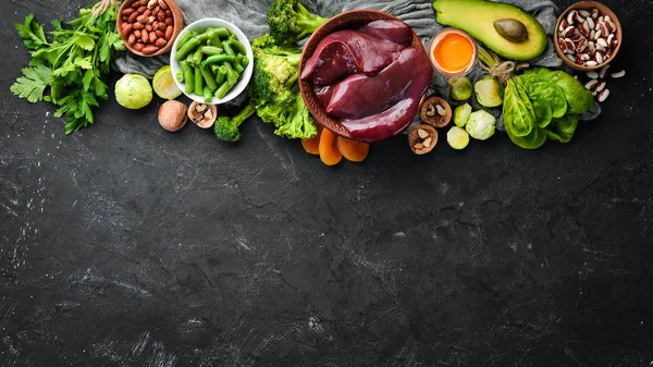 含有天然维生素B9的食物 花椰菜 黑石背景 顶部视图 — 图库照片