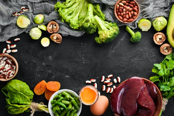 含有天然维生素B9的食物 花椰菜 黑石背景 顶部视图 — 图库照片