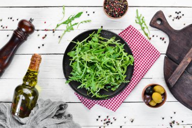 Arugula tabakta. Üst te. Metniniz için boş alan.