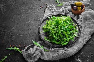 Arugula tabakta. Üst te. Metniniz için boş alan.