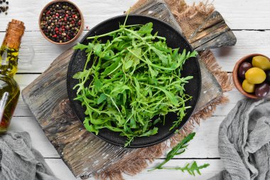 Arugula tabakta. Üst te. Metniniz için boş alan.