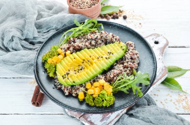 Avokado ve sebze ile Haşlanmış Quinoa. Üst te. Metniniz için boş alan.