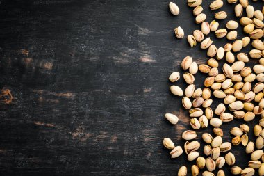 Siyah arka plan üzerine antep fıstığı. Üst te. Metniniz için boş alan.