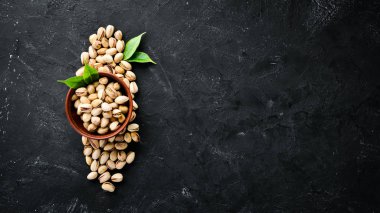 Siyah arka plan üzerine antep fıstığı. Üst te. Metniniz için boş alan.