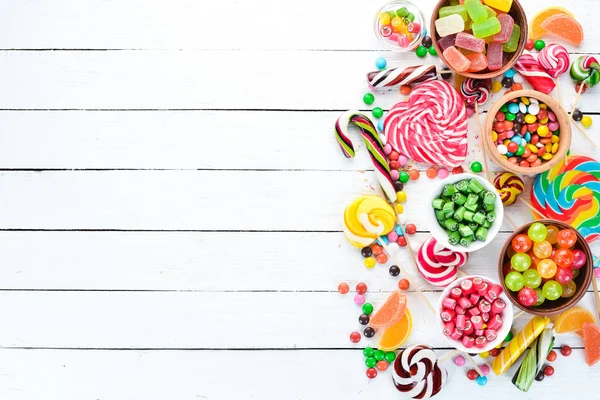 Kolorowe Cukierki Galaretka Marmolada Białym Tle Drewnianym Słodycze Widok Góry — Zdjęcie stockowe