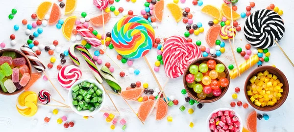 Bunte Bonbons Gelee Und Marmelade Auf Weißem Holzgrund Süßigkeiten Ansicht — Stockfoto