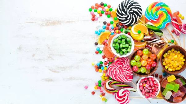 Caramelos Coloridos Jalea Mermelada Sobre Fondo Madera Blanca Dulces Vista —  Fotos de Stock