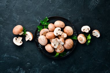 Tabakta mantarlar. Eski arka planda Champignons. Üst te. Ücretsiz kopyalama alanı.